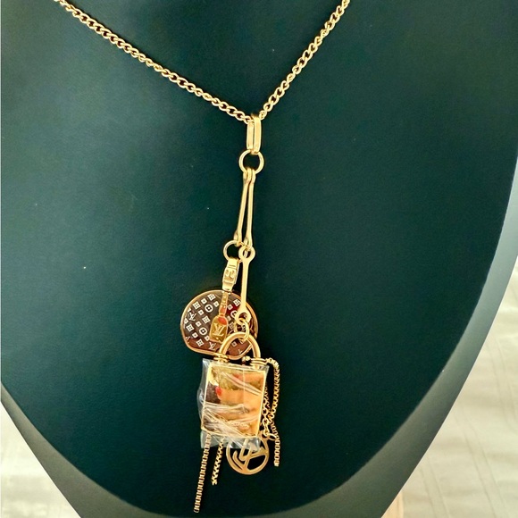 Louis Vuitton Elegant Gold Pendant Necklace.. - Picture 1 of 4